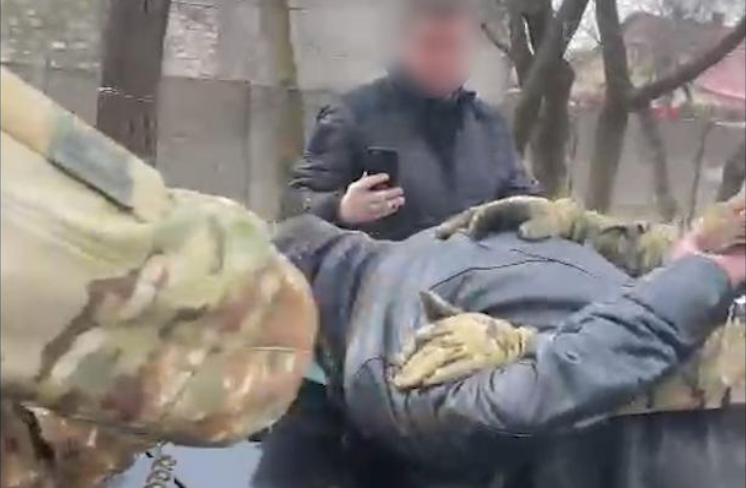 Слідчі встановили причетність зловмисника до 16 неправдивих повідомлень про мінування / фото hk.npu.gov.ua Слідчі встановили причетність зловмисника до 16 неправдивих повідомлень про мінування / фото hk.npu.gov.ua