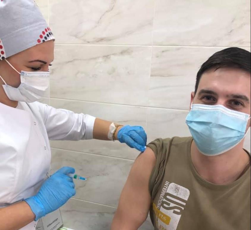 Врач из Днепра рассказал о своем состоянии после вакцинации / Facebook, Алексей Берегий