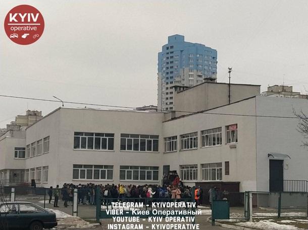 Всех детей вывели на улицу по тревоге / фото Киев оперативный Всех детей вывели на улицу по тревоге / фото Киев оперативный