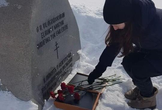 Молодые единороссы возложили цветы солдатам гитлеровской Оси / Соцсети Молодые единороссы возложили цветы солдатам гитлеровской Оси / Соцсети