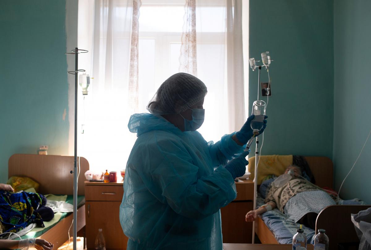 Украина - четвертая в мире по количеству смертей от коронавируса за сутки / Фото: REUTERS