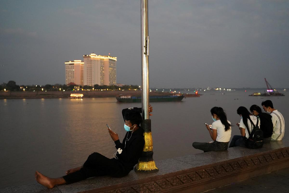 Парламент Камбоджи одобрил новый закон с суровыми наказаниями для тех, кто не соблюдает правила по борьбе с коронавирусом / фото REUTERS