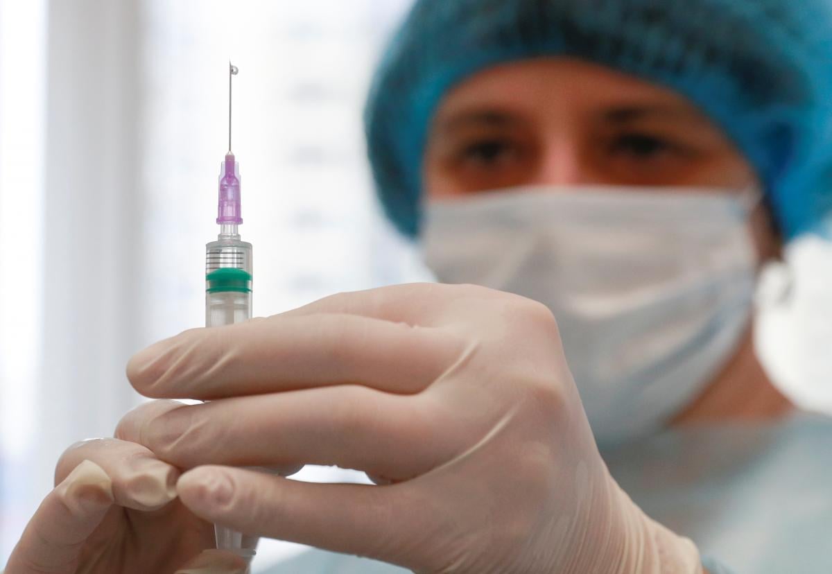 По словам Ляшко, в 2021 году все желающие смогут получить прививку от COVID-19 / фото REUTERS