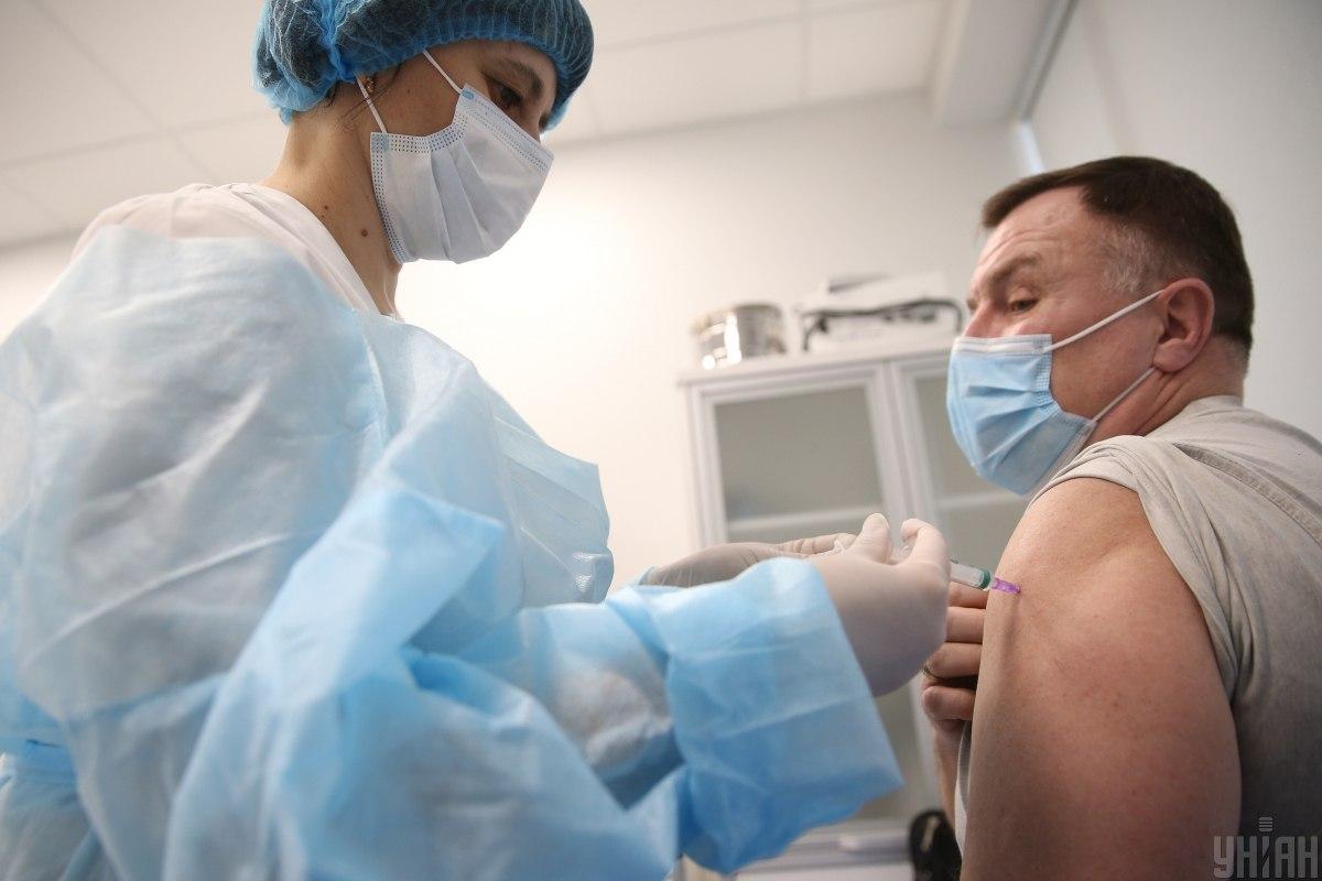 К середине года Украина сможет вакцинировать против COVID-19 менее 3% населения / фото УНИАН, Вячеслав Ратинский
