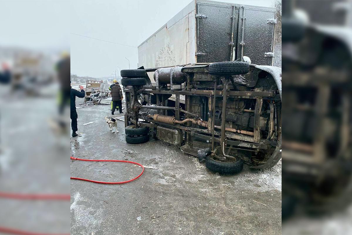 Сталася аварія з участю двох вантажівок: є загиблий і постраждалі / dsns.gov.ua Сталася аварія з участю двох вантажівок: є загиблий і постраждалі / dsns.gov.ua