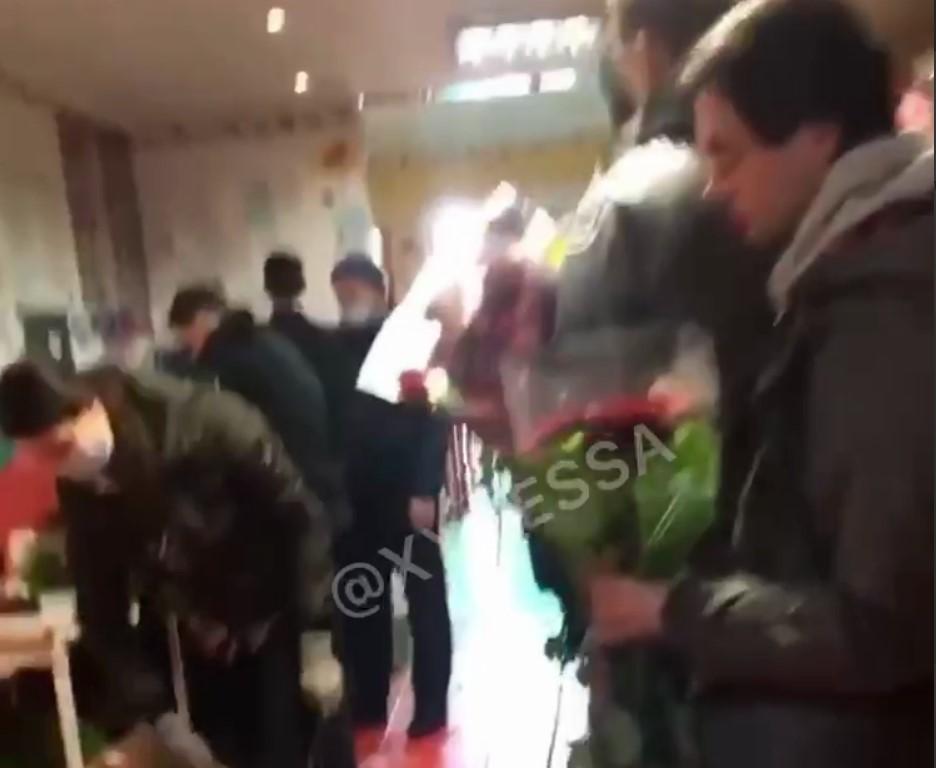Черга в квітковому магазині 8 березня / скріншот з відео Черга в квітковому магазині 8 березня / скріншот з відео