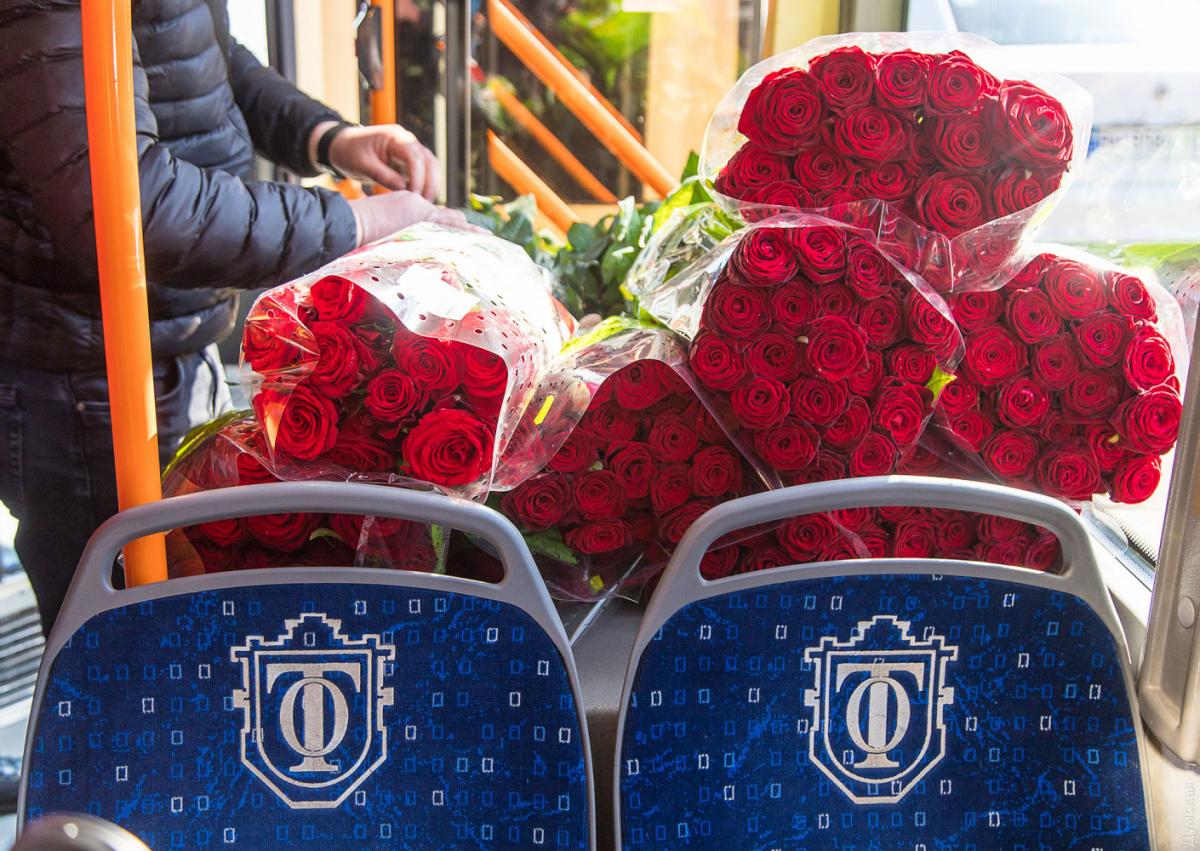В Одесі жінкам у тролейбусі дарували троянди / фото Думська В Одесі жінкам у тролейбусі дарували троянди / фото Думська