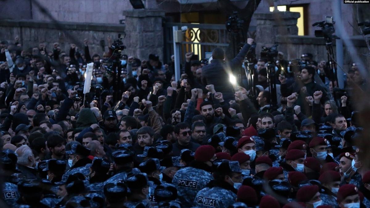 Протестующие перекрывают проспект Баграмяна и улицу Демирчяна / Фото Радио Азатутюн Протестующие перекрывают проспект Баграмяна и улицу Демирчяна / Фото Радио Азатутюн