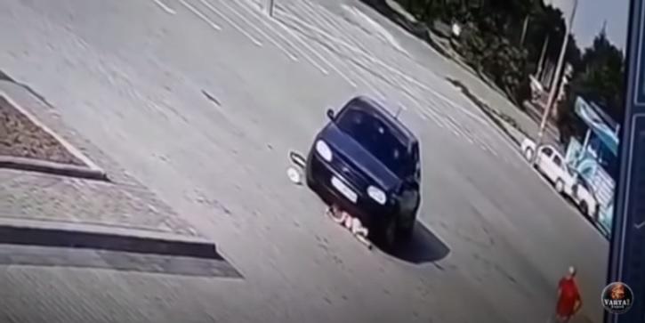 В Дрогобыче водитель трижды переехал ребенка на парковке / скриншот видео Varta1 В Дрогобыче водитель трижды переехал ребенка на парковке / скриншот видео Varta1