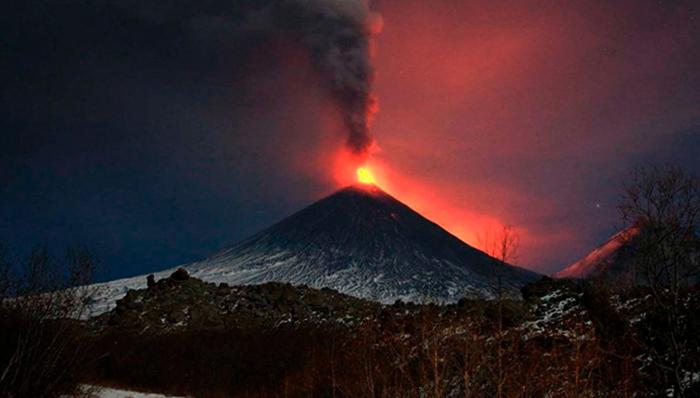 Ключевський вулкан продовжує виверження / Фото kamchatkaland.ru Ключевський вулкан продовжує виверження / Фото kamchatkaland.ru