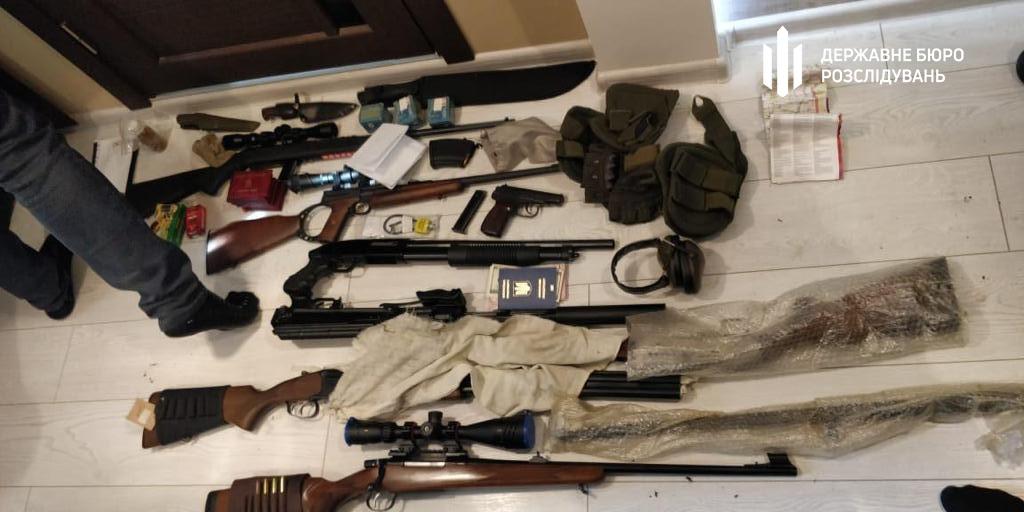 В ході обшуків було вилучено зброю та патрони до неї без дозволів / фото dbr.gov.ua В ході обшуків було вилучено зброю та патрони до неї без дозволів / фото dbr.gov.ua