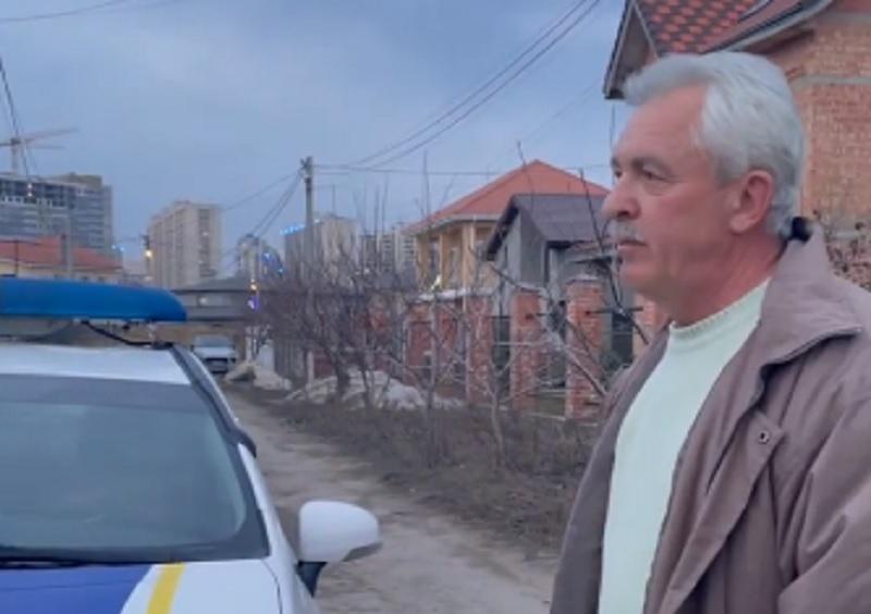 Активісти розписали червоною фарбою будинок вбивці котів / Скріншот Активісти розписали червоною фарбою будинок вбивці котів / Скріншот