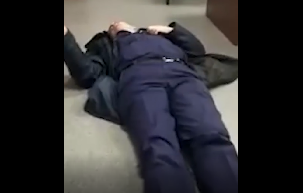 Пожежники зняли п'яного начальника / скріншот Пожежники зняли п'яного начальника / скріншот