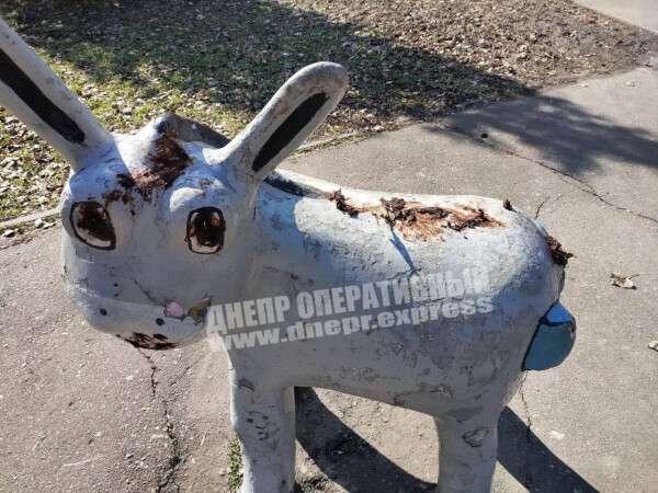 Вандали забруднили фігури в парку / фото facebook.com/dneproperatyvnyi Вандали забруднили фігури в парку / фото facebook.com/dneproperatyvnyi