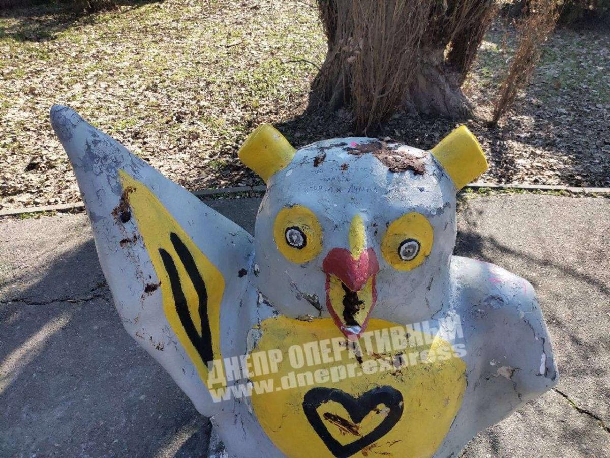 Вандали забруднили фігури в парку / фото facebook.com/dneproperatyvnyi Вандали забруднили фігури в парку / фото facebook.com/dneproperatyvnyi