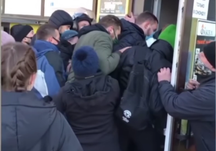 Тиснява біля секонд-хенду в Києві / скріншот Тиснява біля секонд-хенду в Києві / скріншот