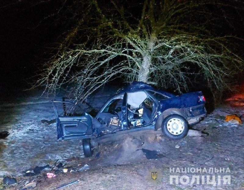 ДТП у Рівному - підлітки вирішили покататися на авто: один загинув, троє у реанімації / facebook.com/police.in.Rivne.region ДТП у Рівному - підлітки вирішили покататися на авто: один загинув, троє у реанімації / facebook.com/police.in.Rivne.region