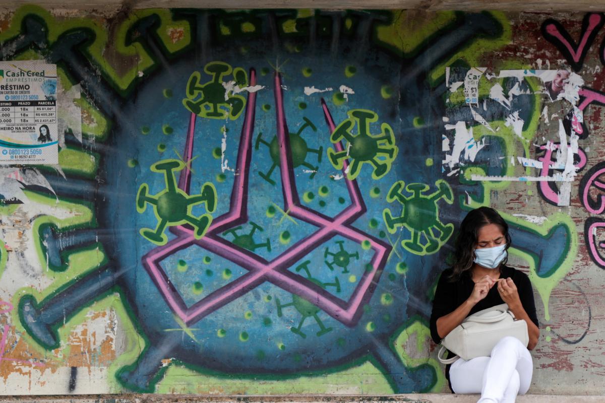 Эпидемиолог прогнозирует, что со временем коронавирус станет сезонным заболеванием \ фото REUTERS