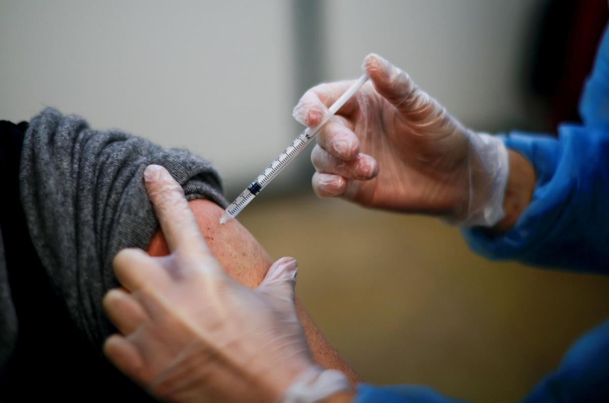 24 февраля в Украине началась кампания по вакцинации / фото REUTERS