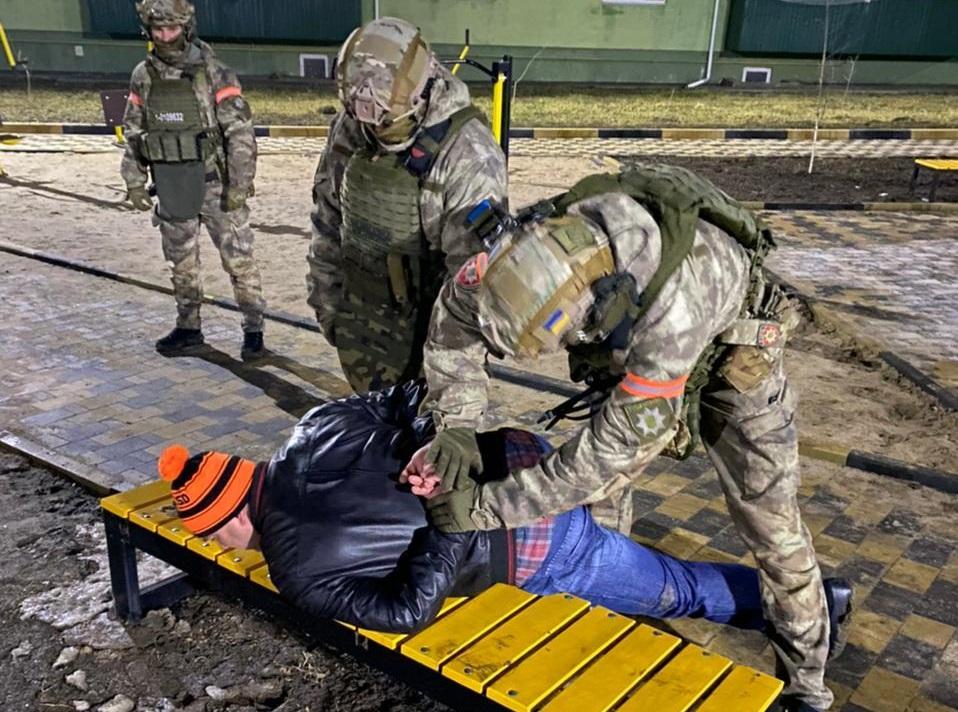 Для затримання озброєного чоловіка вводилась в дію поліцейська операція / фото npu.gov.ua Для затримання озброєного чоловіка вводилась в дію поліцейська операція / фото npu.gov.ua