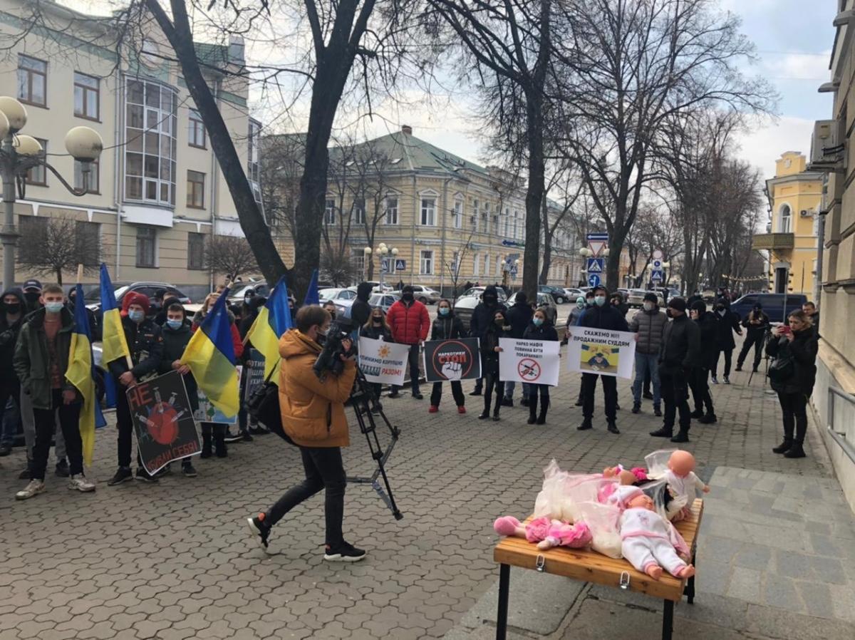 Активісти влаштували акцію під судом з вимогою не звільняти наркоторгівців з-під варти / фото Олег Булашев Активісти влаштували акцію під судом з вимогою не звільняти наркоторгівців з-під варти / фото Олег Булашев