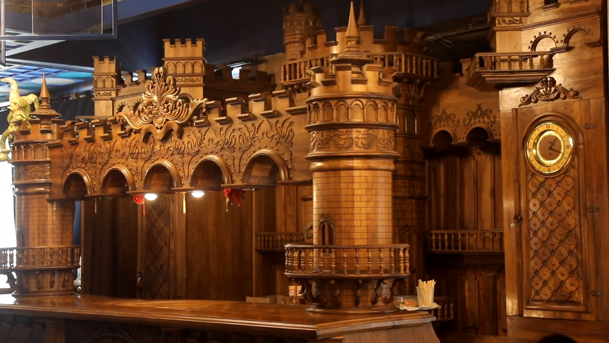«Замок» Павлюків осів у фойє театру на Липках в столиці / УНІАН
