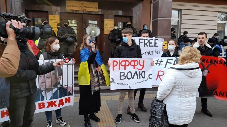 Територія суду під посиленою охороною Нацгвардії та поліції / фото УНІАН, Дмитро Хилюк Територія суду під посиленою охороною Нацгвардії та поліції / фото УНІАН, Дмитро Хилюк