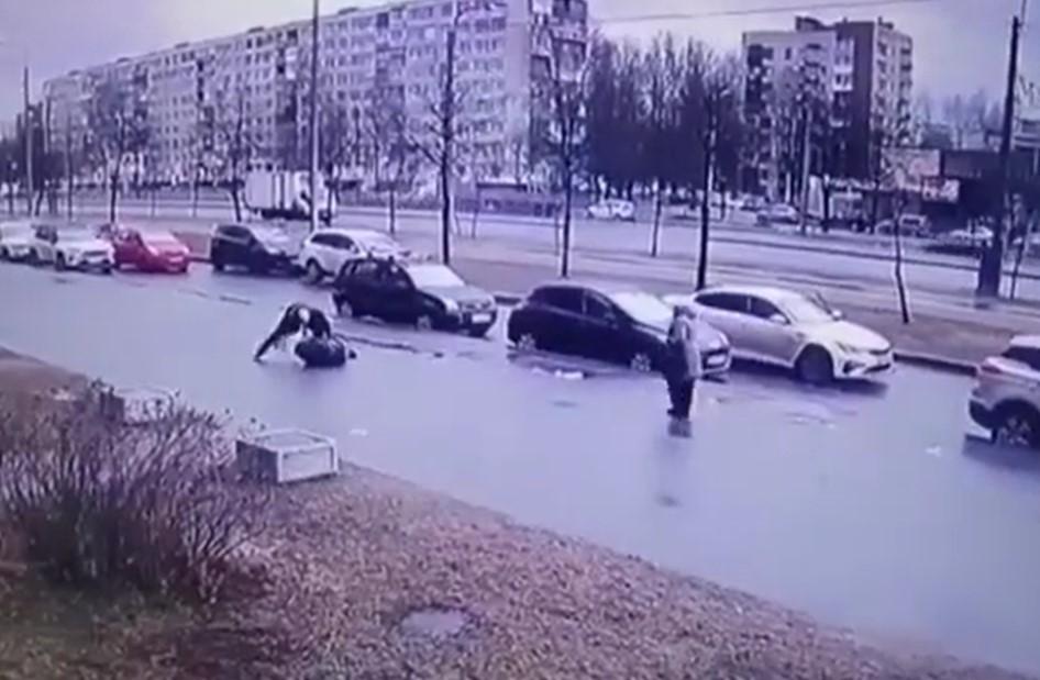 В Петербурге мужчина пытался убить своего брата - стрелял в него из ракетницы / Скриншот с видео В Петербурге мужчина пытался убить своего брата - стрелял в него из ракетницы / Скриншот с видео
