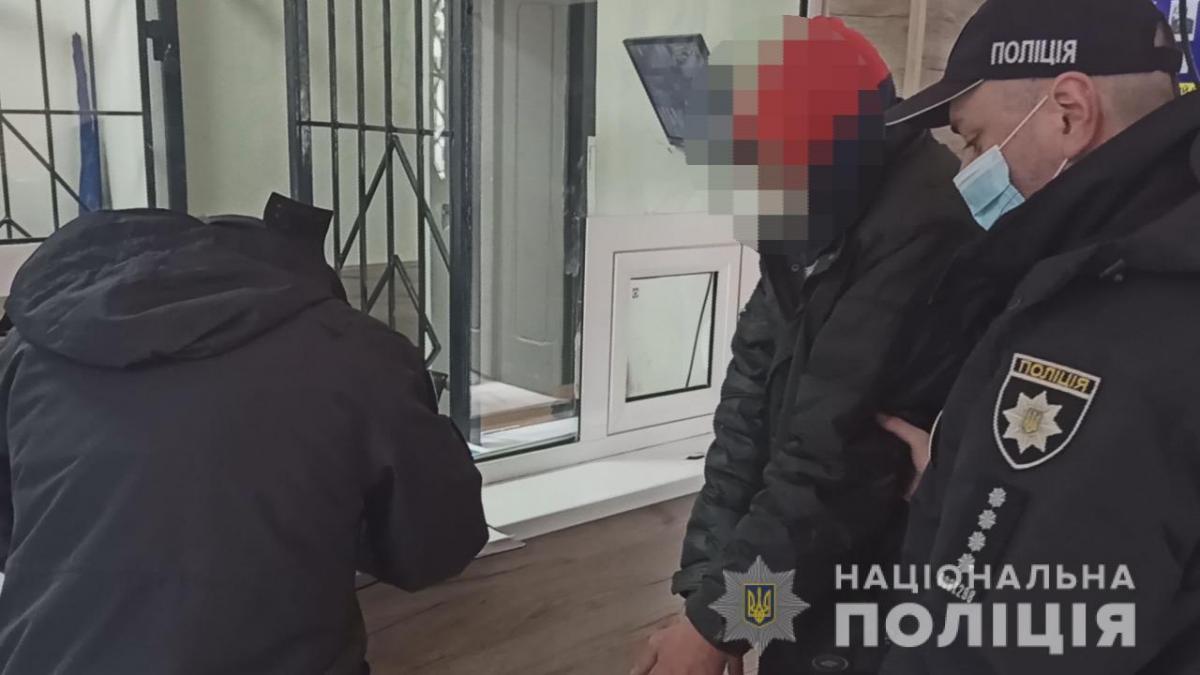 У центрі Одеси біля школи знайшли тіло жінки в мішку / фото Нацполіція У центрі Одеси біля школи знайшли тіло жінки в мішку / фото Нацполіція