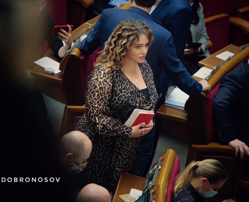 Депутат показала стильный образ / facebook.com/dobronosov.yan