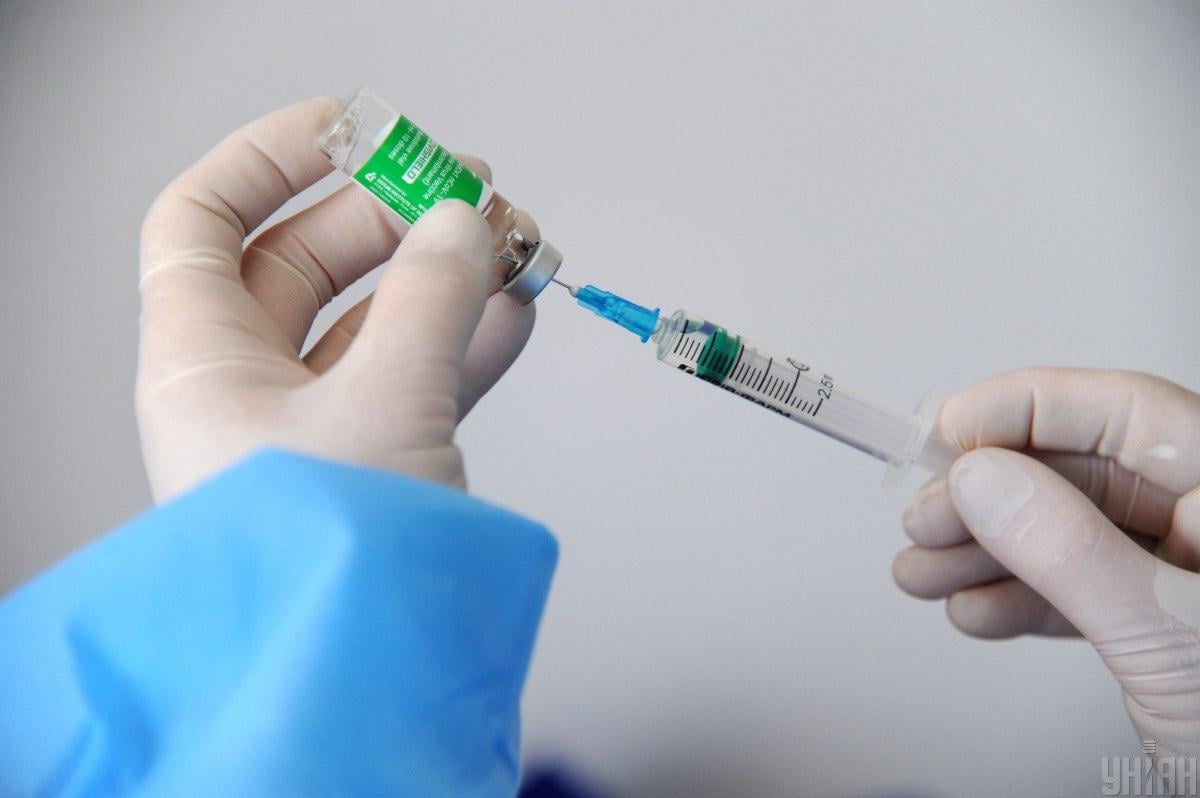 Прививки украинцам делают вакциной CoviShield, произведенной по лицензии в Индии / фото УНИАН