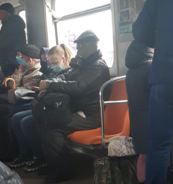 Кепка "хулиганка" прекрасно вписалась в киберпанковский стиль мужчины / фото Ната Камбарова/Facebook Кепка "хулиганка" прекрасно вписалась в киберпанковский стиль мужчины / фото Ната Камбарова/Facebook