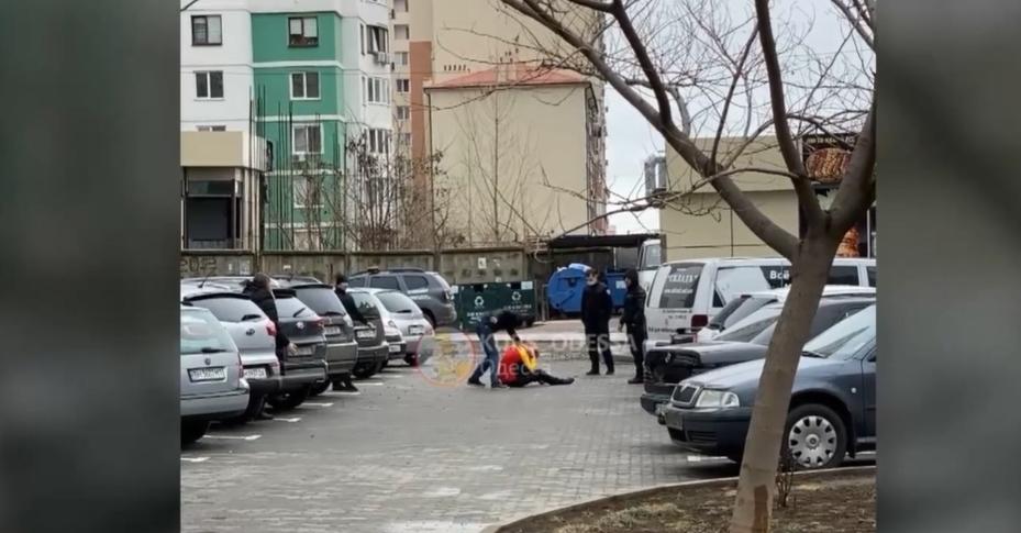 Мужчину избили из-за парковочного места / Скриншот Мужчину избили из-за парковочного места / Скриншот