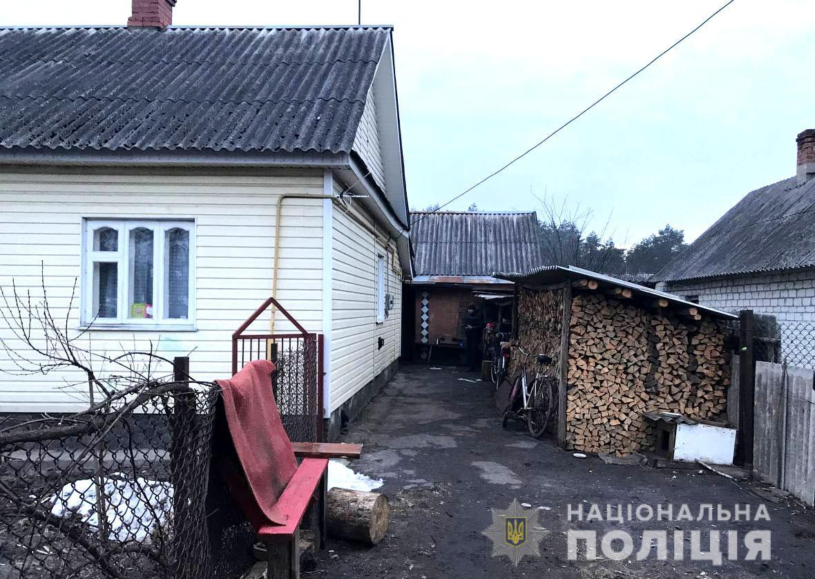 Почтальон зашла во двор, где живет злоумышленник, с сумкой с деньгами / фото rv.npu.gov.ua Почтальон зашла во двор, где живет злоумышленник, с сумкой с деньгами / фото rv.npu.gov.ua
