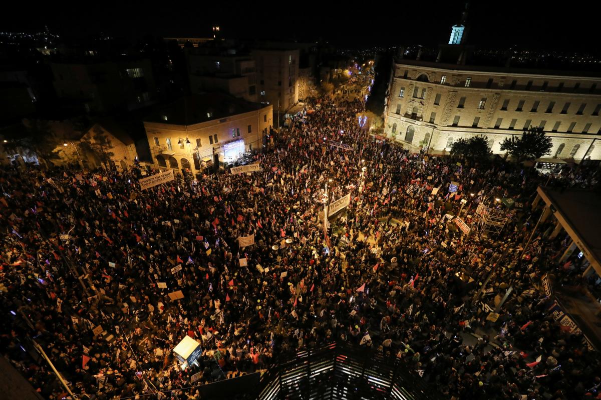 По данным израильских СМИ, на улицы за отставку Нетаньяху вышли около 20 тыс. человек / фото REUTERS