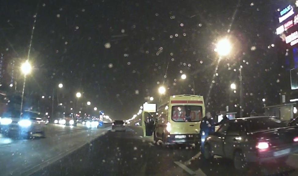 У Києві водій швидкої влаштував стрілянину на дорозі / скріншот з відео У Києві водій швидкої влаштував стрілянину на дорозі / скріншот з відео