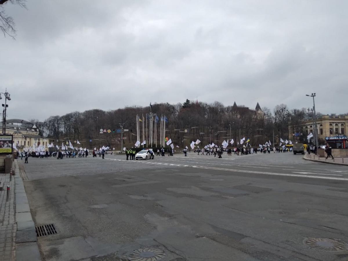 Активисты ходят вокруг центральной клумбы на Европейской площади и таким образом блокируют движение транспорта / УНИАН / Катерина Шварц