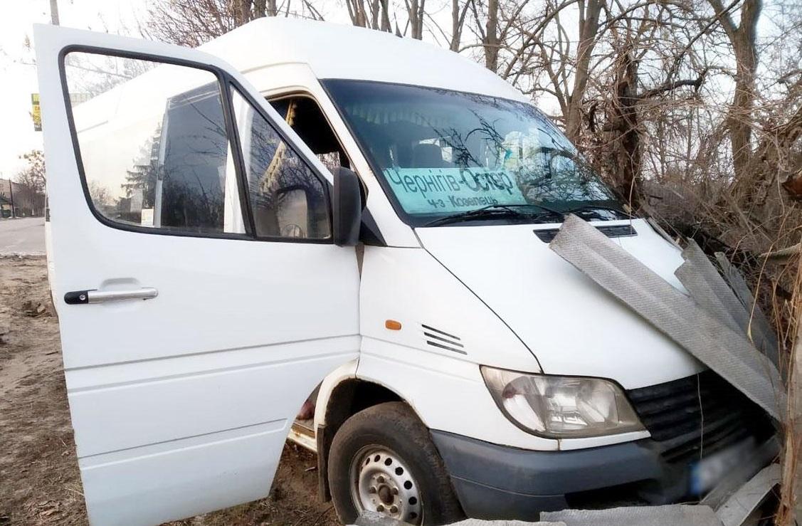 Микроавтобус должен был ехать по маршруту "Остер – Чернигов" / фото ГУ НП в Черниговской области