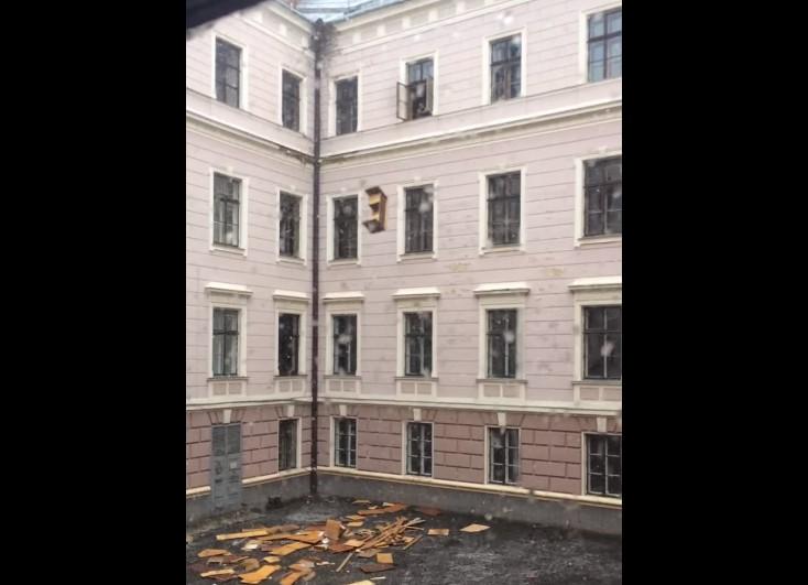 З вікон ОДА летіли столи / скріншот З вікон ОДА летіли столи / скріншот