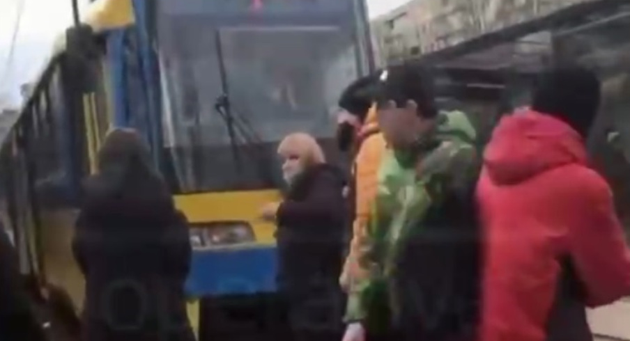 Недовольные карантином пассажиры в Киеве / Cкриншот с видео