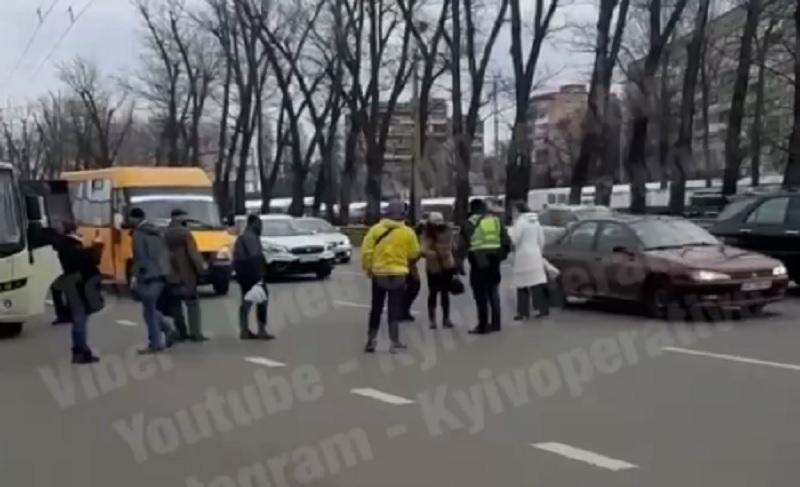 Копы вышли на рейд переполненных маршруток в Киеве, но что-то пошло не так / скриншот