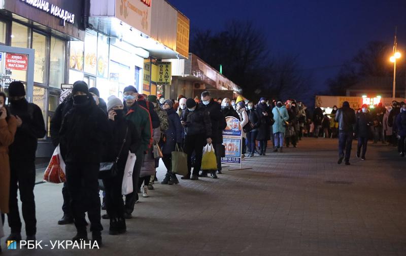 Очередь на маршрутку / фото: "РБК-Украина" Очередь на маршрутку / фото: "РБК-Украина"