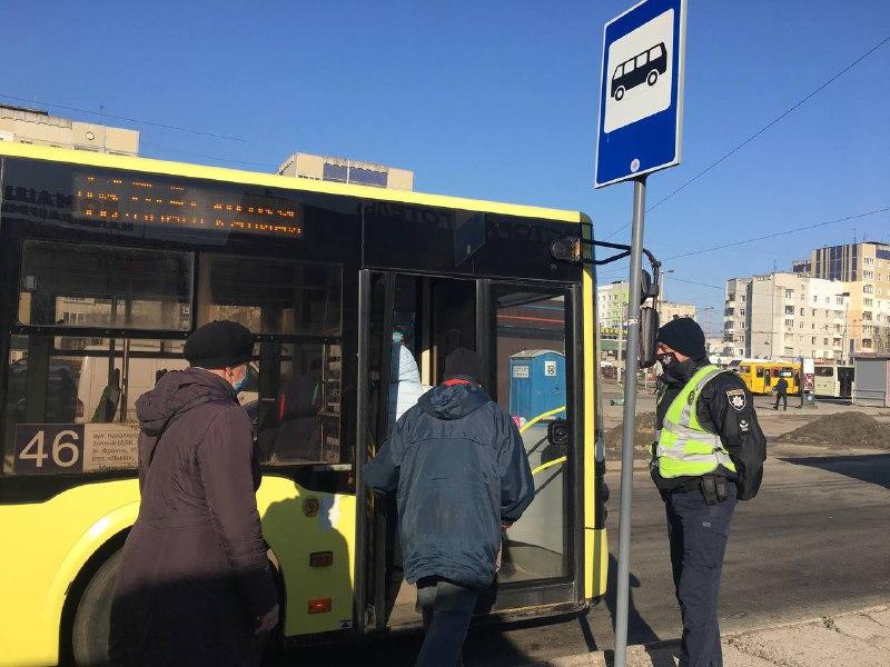 "Ви краще більше автобусів на маршрути випустіть, щоб дистанція була", - обурюються пасажири / фото УНІАН, Мирослава Бзікадзе