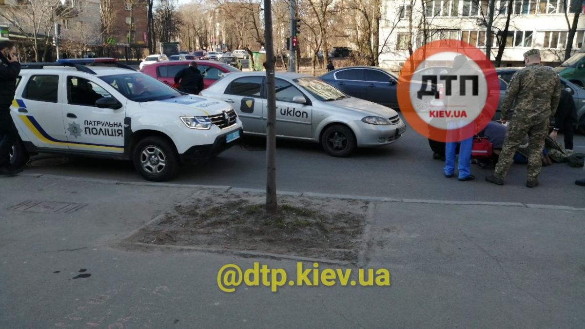 Врачи скорой уже уехали вместе с потерпевшей / фото dtp.kiev.ua Врачи скорой уже уехали вместе с потерпевшей / фото dtp.kiev.ua