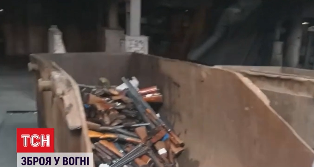 Спочатку зброю завантажили у ківш \ скриншот з відео Спочатку зброю завантажили у ківш \ скриншот з відео