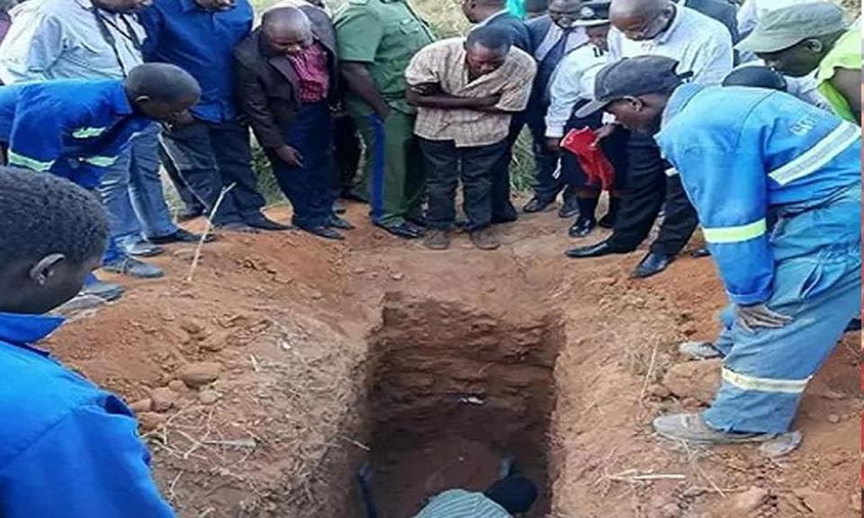 Местная полиция разыскивает трех подозреваемых, которые согласились закопать мужчину заживо / фото facebook.com/ZambiaReports