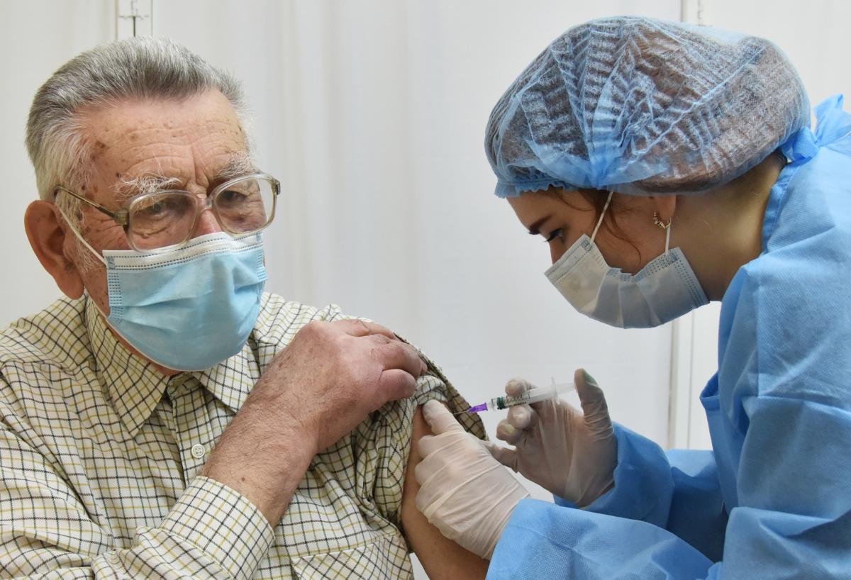 В мире наблюдается нестабильность в поставках вакцин против коронавируса / фото REUTERS