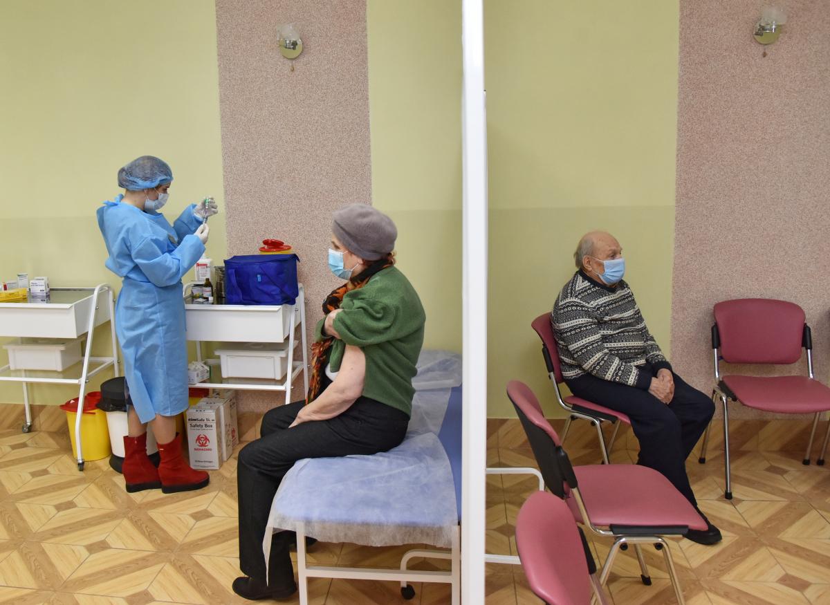 В Украине продолжается вакцинация от коронавируса / фото REUTERS