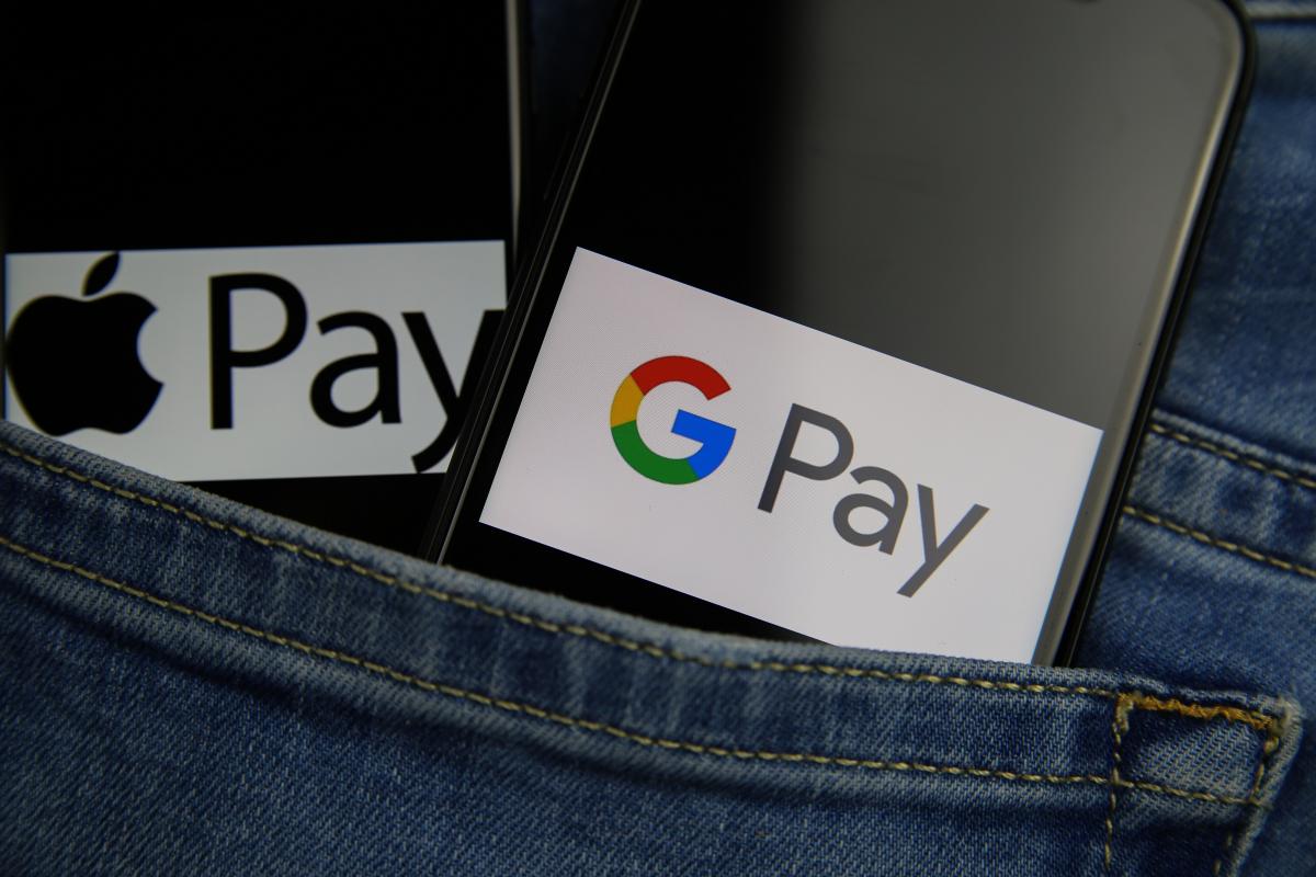 Владельцы карт подсанкционных банков РФ не смогут пользоваться Apple Pay и Google Pay / фото ua.depositphotos.com