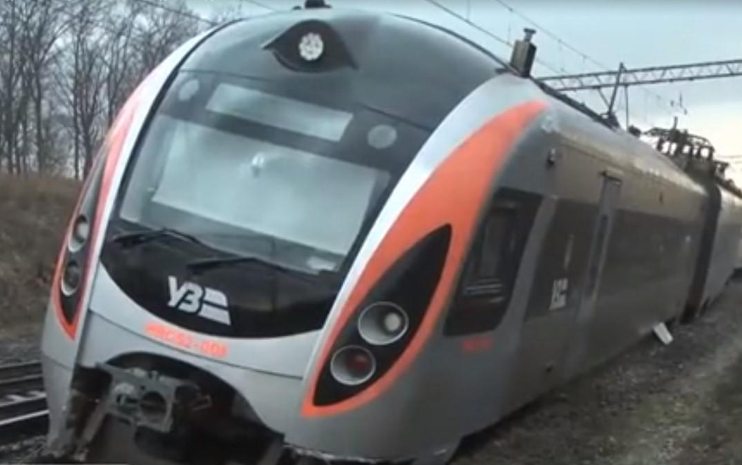 Біля Запоріжжя зійшов з рейок пасажирський поїзд / скріншот Біля Запоріжжя зійшов з рейок пасажирський поїзд / скріншот